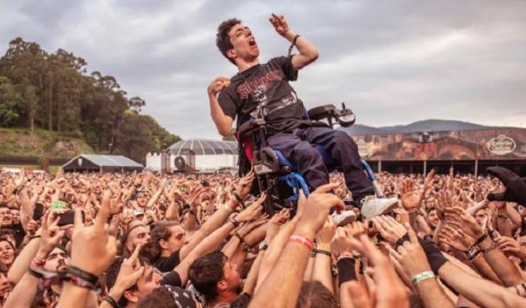 A imaxe de Alex, o mozo afectado de parálise e nunha cadeira de rodas, está a dar a volta ao mundo / XdM