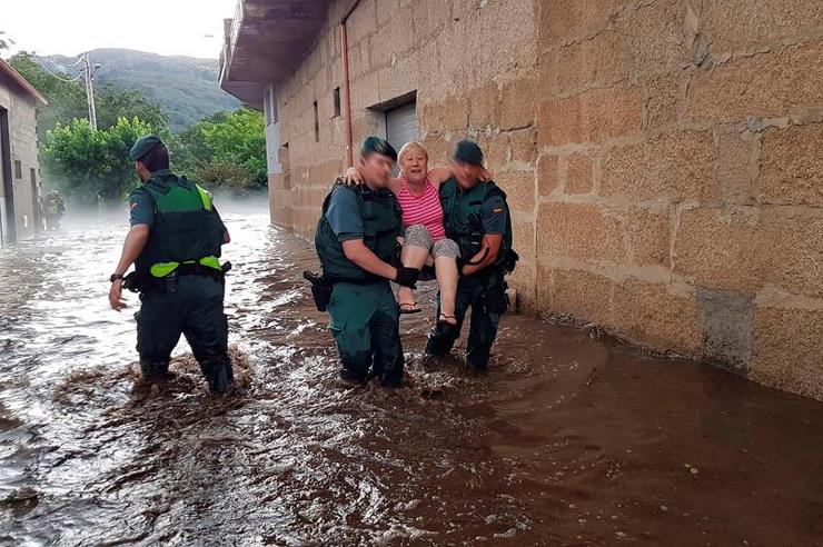 A Garda Civil rescata a unha muller tras as fortes chuvias na comarca de Verín e Monterrei 