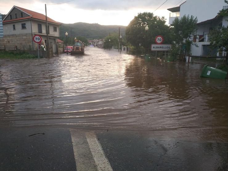 Enchenta en Albarellos ( Monterrei) tras a crecida do río polas fortes chuvias e treboadas 