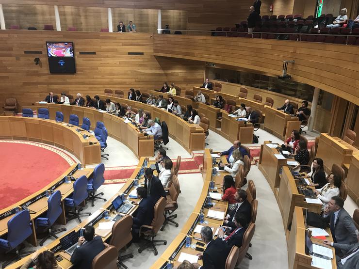 Imaxe do hemiciclo do Parlamento de Galicia tras a ruptura do Grupo de En Marea e a marcha de catro deputados ao Mixto 