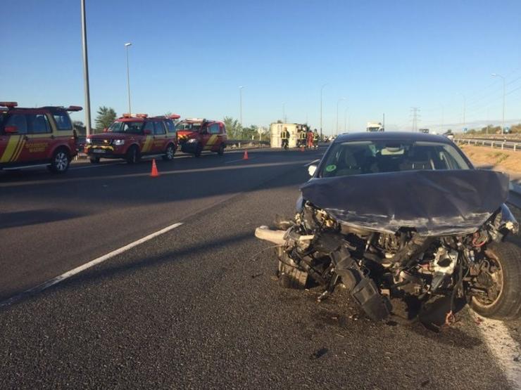 Imaxe dun sinistro no accidente de tráfico na estrada M-50 de Madrid. EMERXENCIAS MADRID