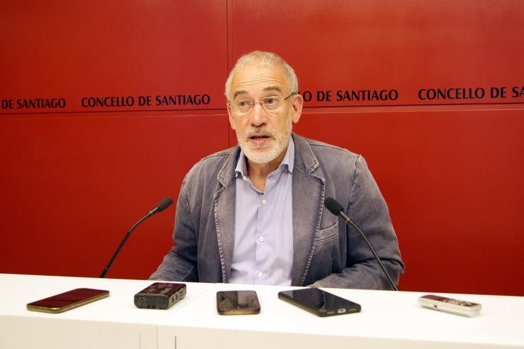O portavoz do goberno municipal de Santiago, Gumersindo Guinarte, en rolda de prensa / CONCELLO DE SANTIAGO