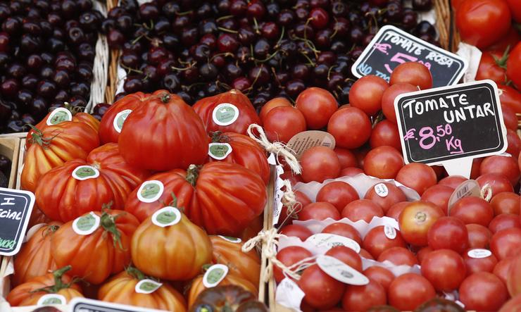 Tomates e cereixas nun mercado.. Eduardo Parra - Europa Press