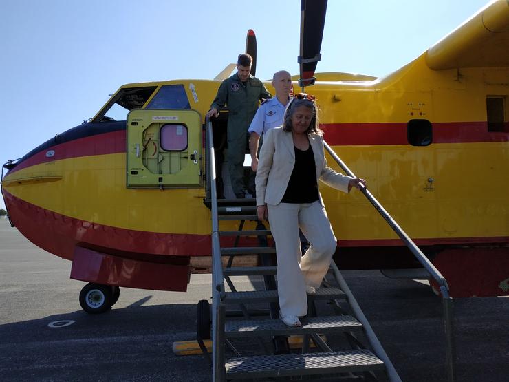 A subdelegada do Goberno baixando do avión.. PEDRO DAVILA-EUROPA PRESS 