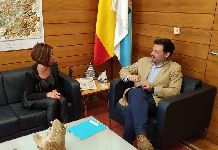 O secretario xeral da Emigración, Antonio Rodríguez Miranda, mantivo un encontro coa presidenta da Irmandade de Centros Galegos en Euskadi, Pilar Rodríguez.. XUNTA 
