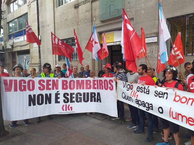 Bombeiros de Vigo protestan ante a Inspección de Traballo e reclaman máis persoal. PAULA XUSTO-EUROPA PRESS / Europa Press