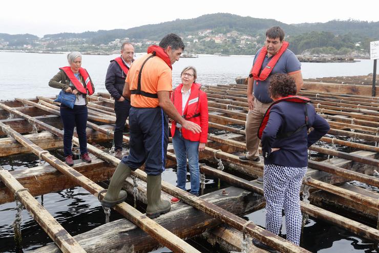 A conselleira do Mar, Rosa Quintana, visita unha batea en Aldán (Cangas). XUNTA DE GALICIA 