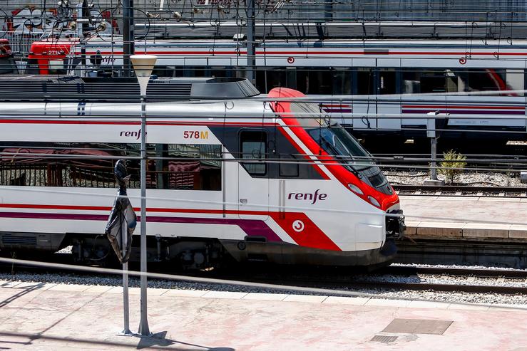 Un tren de renfe nas plataformas da estación de Porta de Atocha 