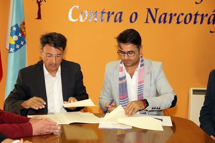 O director xeral de Xustiza no momento da firma.. XUNTA DE GALICIA 