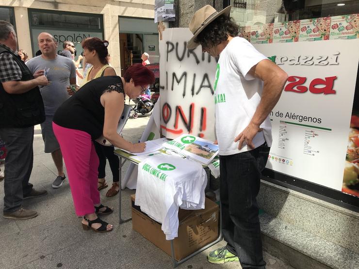 Posto da plataforma ecoloxista Auga Limpa Xa! na feira de Xinzo 