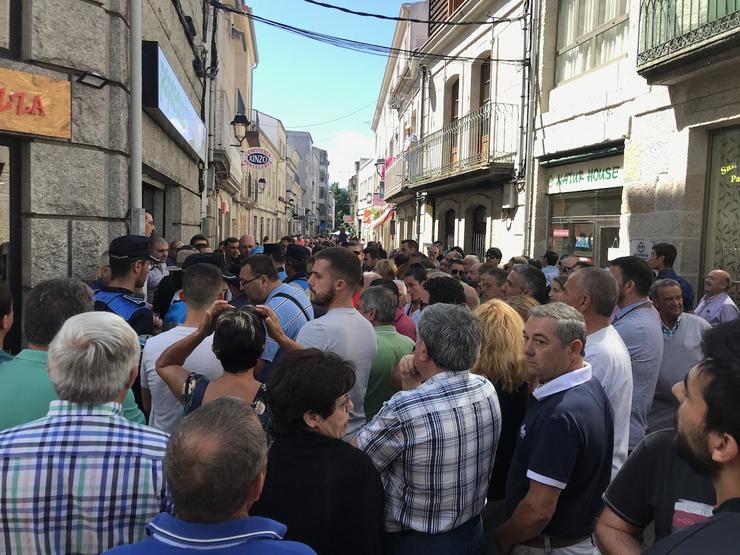 Tensión na feira de Xinzo entre Adegal (Asociación de Empresarios, Gandeiros e Agricultores da Limia) e a plataforma ecoloxista Auga Limpa Xa! 