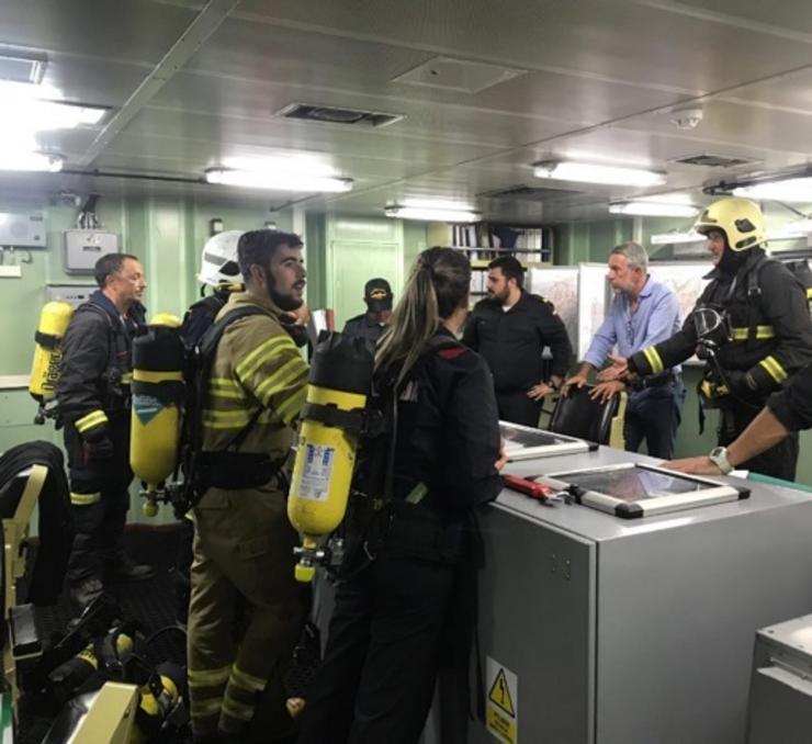 Equipos de extinción no incendio da fragata Cristóbal Colón 