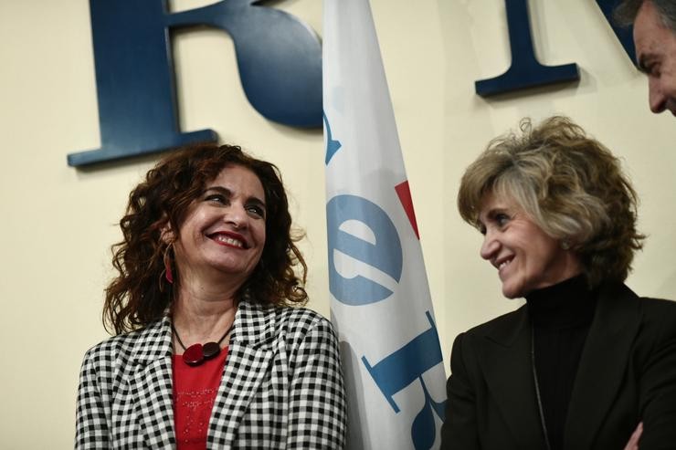 A ministra de Facenda, María Jesús Montero, sorrí ao expresidente do Goberno, José Luís Rodríguez Zapatero, ante a atenta mirada da ministra de Sanidade, María Luisa Carcedo, durante o acto de entrega dos Premios CERMI.es 2018, na sede do. Óscar do Pozo - Europa Press - Arquivo 