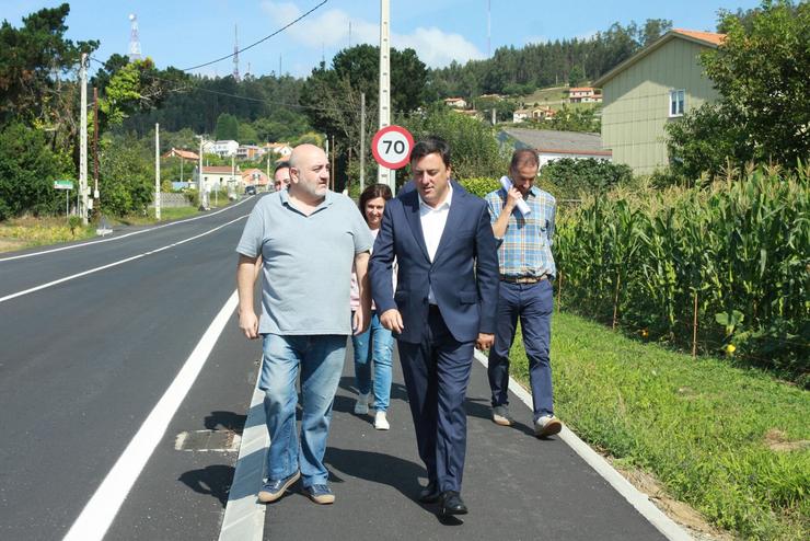 O presidente da Deputación da Coruña, Valentín González Formoso, visita unha estrada en Ares.. DEPUTACIÓN DA CORUÑA 