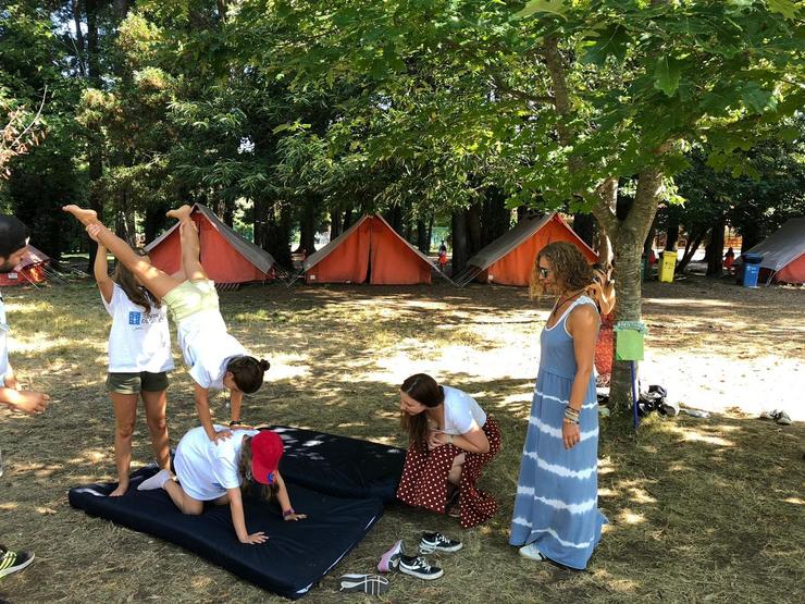 A directora xeral de Xuventude, Cristina Pichel, visita un campamento en Boiro en 2019.. XUNTA