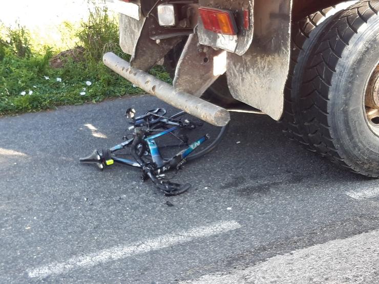 Unha ciclista resulta ferida tras ser alcanzada por un camión en Narón (A Coruña). 