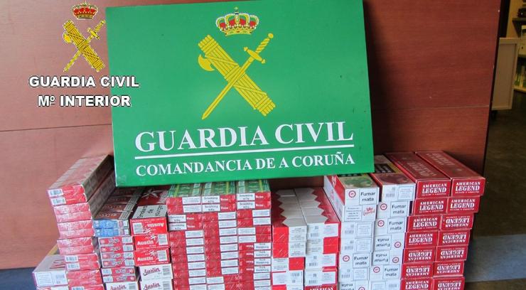 Intervidas 820 paquetes de tabaco sen precinta legal en Ribeira (A Coruña) a un individuo relacionado co contrabando .. GARDA CIVIL / Europa Press
