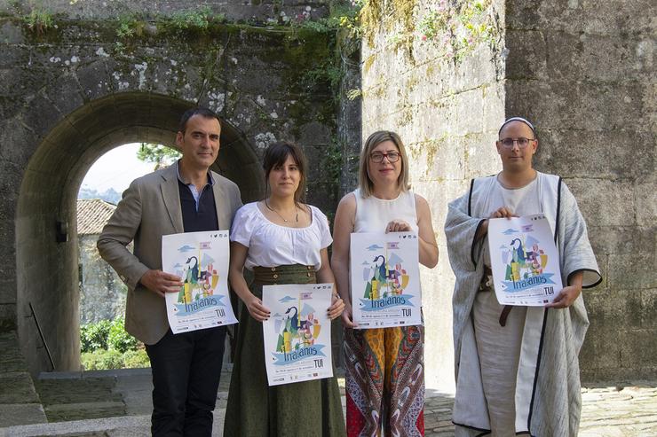 O alcalde de Tui, Enrique Cabaleiro, na presentación do IV Festival de Cultura Arraiana, xunto á concelleira de Cultura, Sonsoles Vicente, e os organizadores, Andrea Costa e Víctor Pérez Bugarín. CONCELLO DE TUI