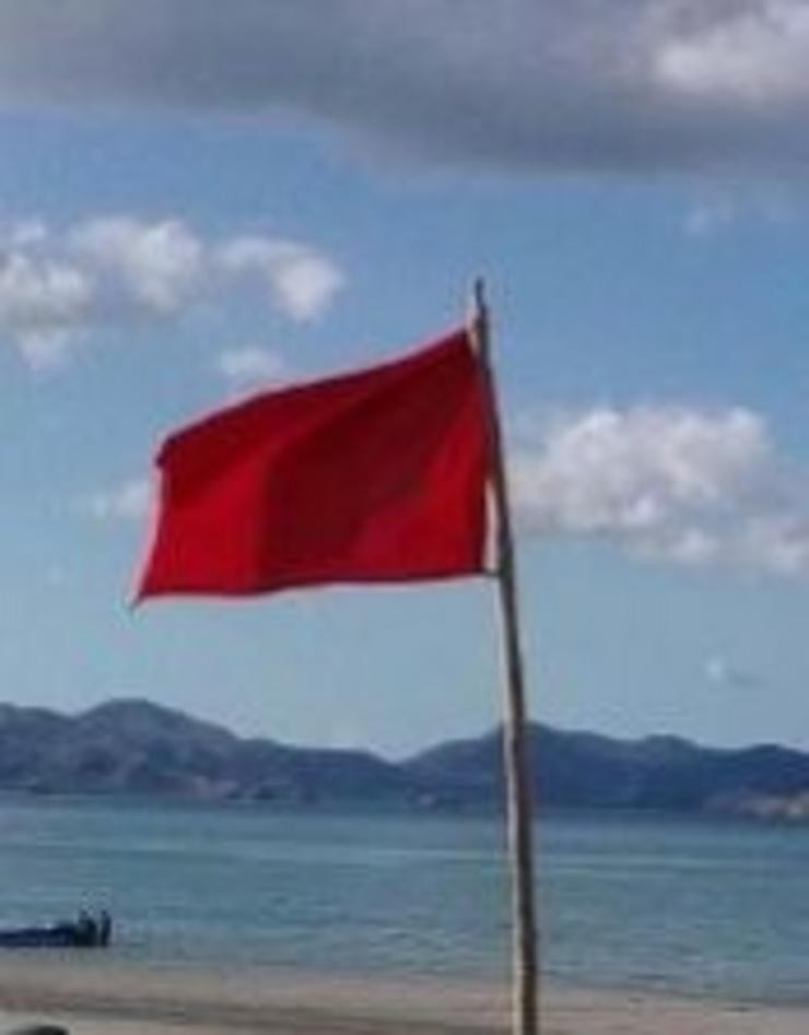Bandeira vermella nunha praia. CONCELLO DE VILAGARCÍA DE AROUSA