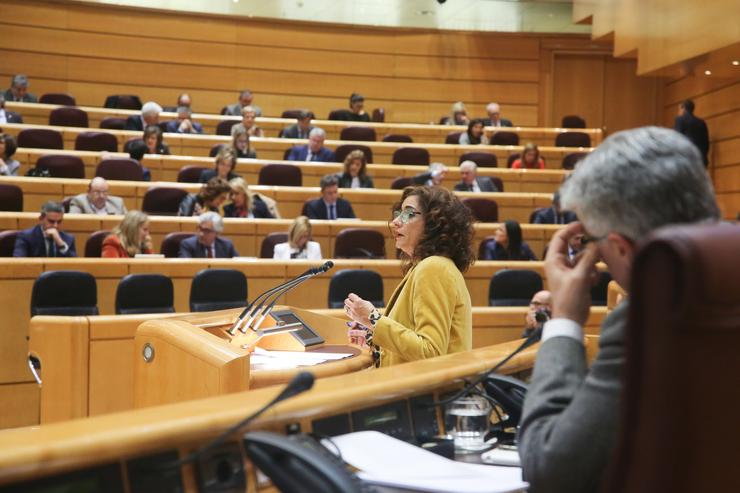 A ministra de Facenda, María Jesús Montero, intervén desde a tribuna nunha sesión plenaria no Senado 