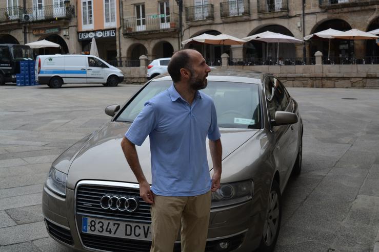 O alcalde de Ourense, Gonzalo Pérez Jácome, saca a poxa o coche oficial do Concello por 3.000 euros. 
