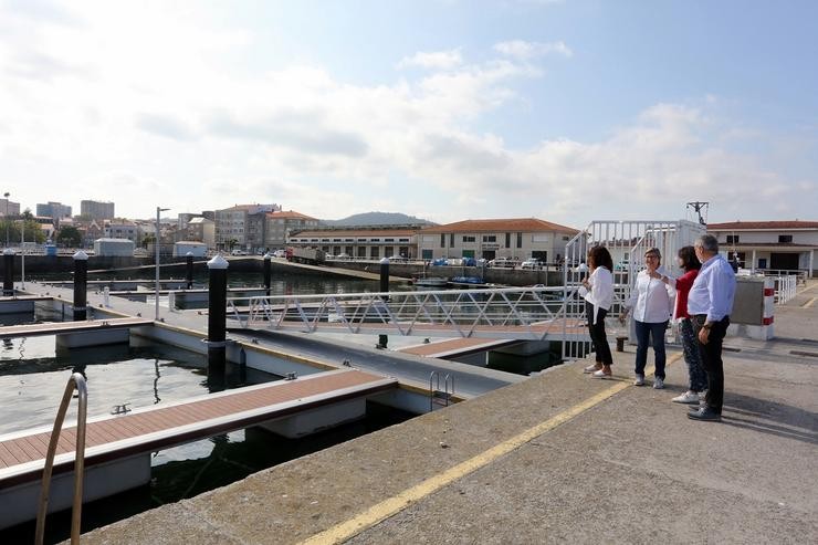 A conselleira do Mar, Rosa Quintana, visita os novos pantaláns en Vilaxoán, en Vilagarcía.. XUNTA / Europa Press