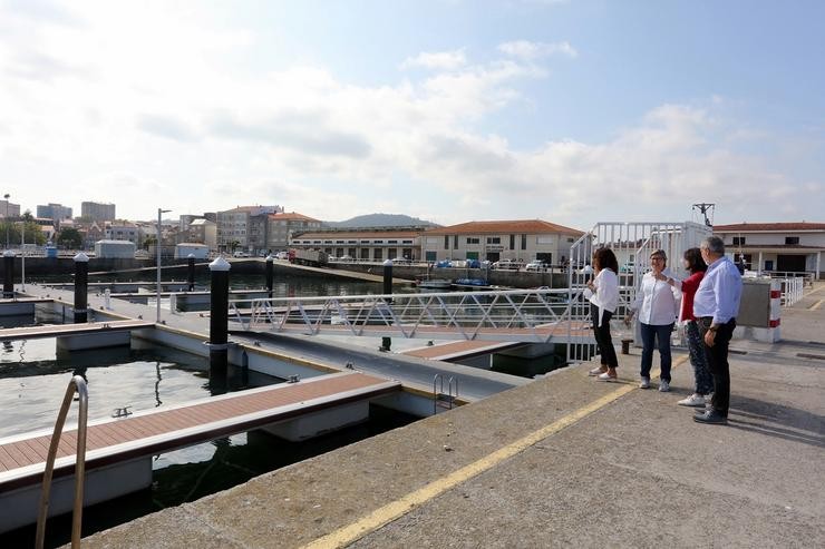 A conselleira do Mar, Rosa Quintana, visita os novos pantaláns en Vilaxoán, en Vilagarcía.. XUNTA 