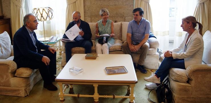 O alcalde de Santiago, Xosé Antonio Sánchez Bugallo, xunto coa presidenta da asociación 'Correr e Pensar', Rosa María Pernas e outros integrantes da entidade.. CONCELLO 
