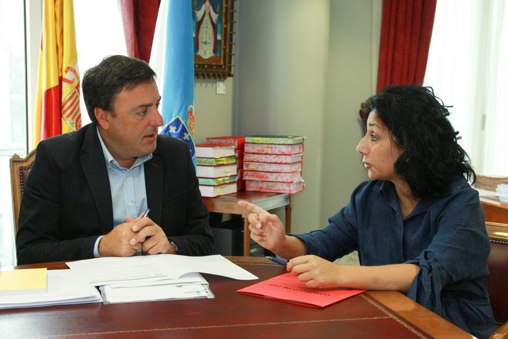 Reunión do presidente da Deputación, Valentín González, e a alcaldesa de Cee, Margarita Lamela. DEPUTACIÓN DA CORUÑA 