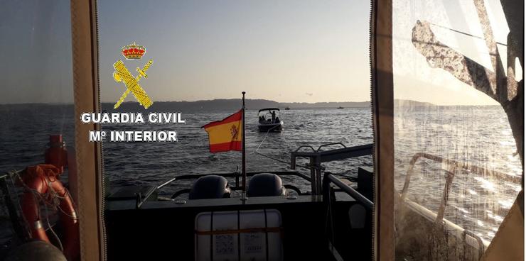 A Garda Civil auxilia a unha embarcación de recreo con seis persoas a bordo na Ría de Ares .. GARDA CIVIL / Europa Press