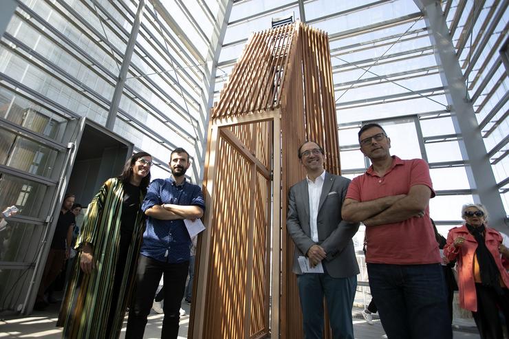 O director xeral de Políticas Culturais, Anxo Lorenzo, xunto ao artista sevillano Alejandro Ginés, na presentación de 'Stay here'. XUNTA 