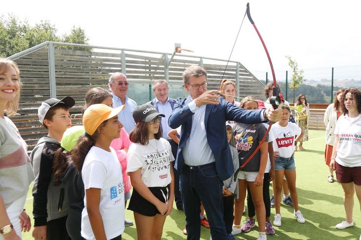 O presidente da Xunta, Alberto Núñez Feijóo, visita un campamento de verán en Portomarín (Lugo).. XUNTA DE GALICIA