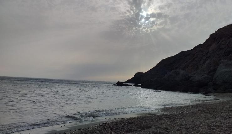 Praia do Corralete, baixo o faro do Cabo de Gata 