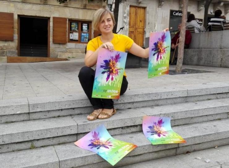 A edil de cultura, Lara Fernández Fernández-Noriega, co cartel do festival. AXM
