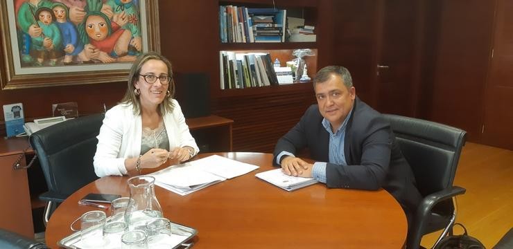 A Conselleira de Infraestruturas e Mobilidade, Ethel Vázquez se reune co alcalde de Monterrei, José Luís Suárez Martínez para colaborar na mellora do abastecemento de auga no municipio. XUNTA 