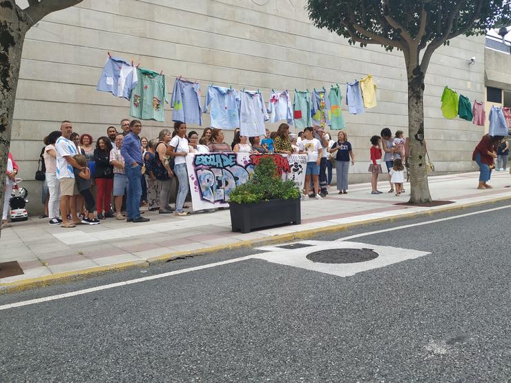 Concentración ante o Concello de Narón para reclamar a reapertura do colexio de Pedroso en Narón. 