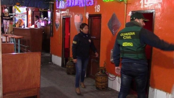 Policías en Bolivia liberando a vítimas de trata. DIRECCIÓN XERAL DA GARDA CIVIL - Arquivo 