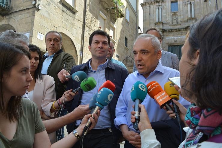 O secretario xeral do grupo socialista no Congreso, Rafael Simancas, con Gonzalo Caballero en Ourense. 