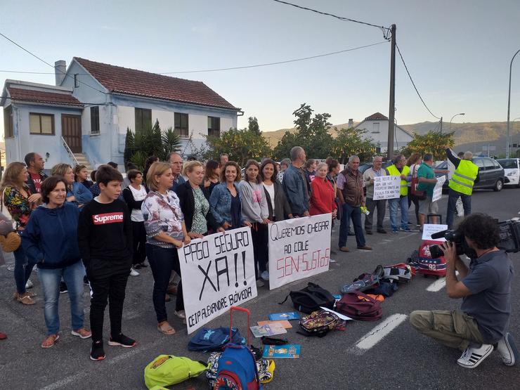 Concentración en Chapela para reclamar un semáforo na N-552, fronte ao CEIP Alexandre Bóveda.. PAULA XUSTO-EUROPA PRESS / Europa Press