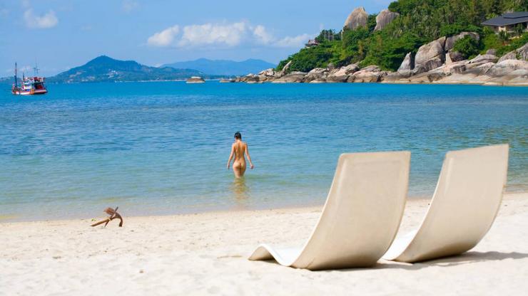 Muller espida nunha praia na que é común facer toples / EFE