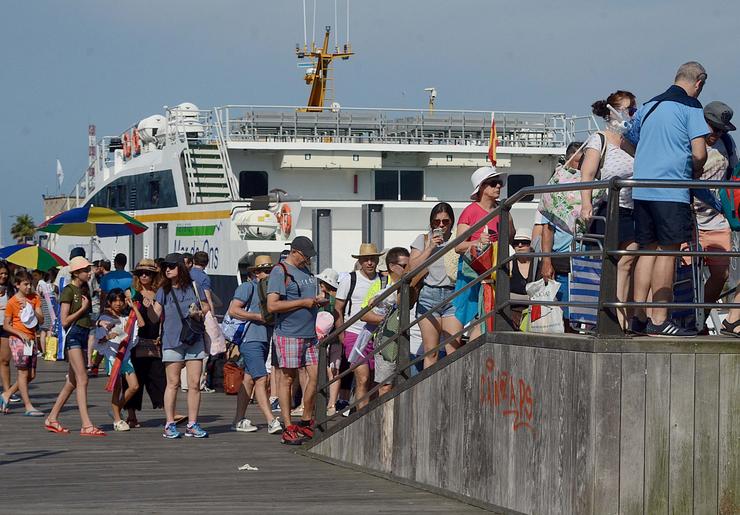 Turistas collendo o barco a Cíes / © Miguel Núñez.