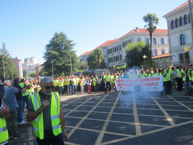 Protesta de traballadores da planta das Pontes ante a Xunta, en Santiago 