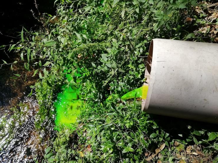 Vertedura contaminante no río Con de Vilagarcía 