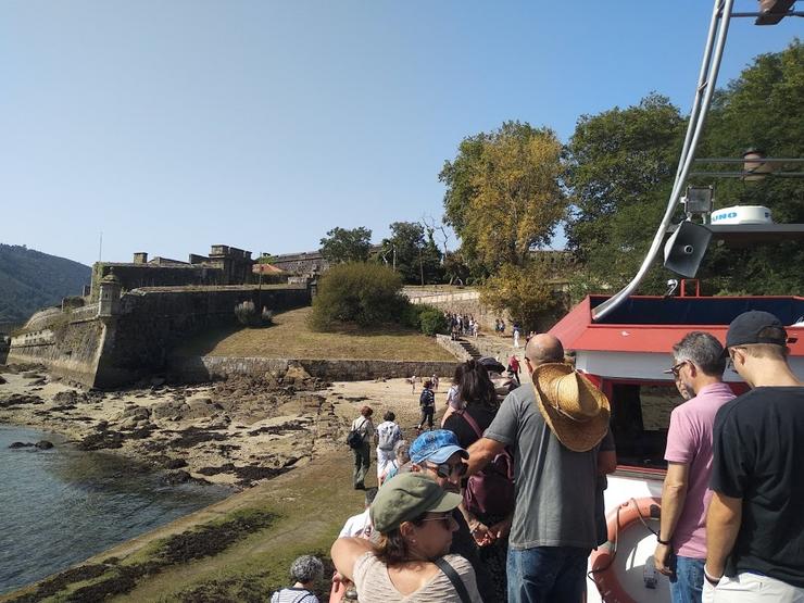 Participantes de Rutas de Historia desembarcando no Castelo de San Felipe, en Ferrol, dentro do roteioro Ferrol Rebelde