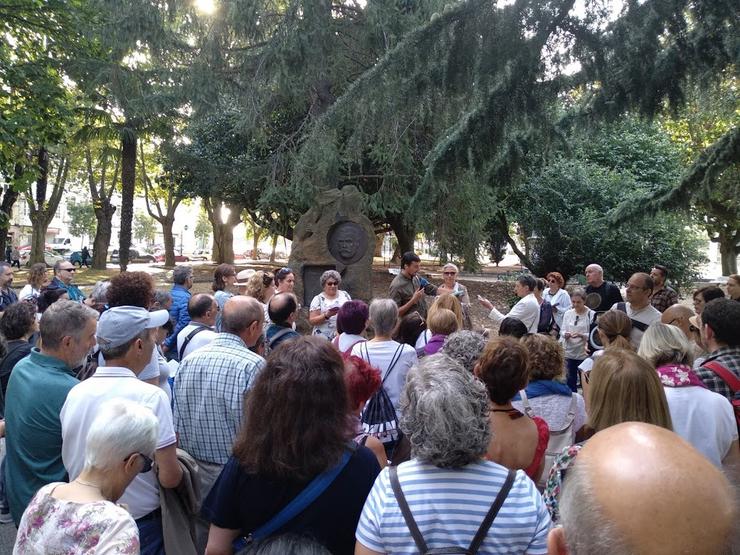 Marcos Abalde no roteiro Ferrol Rebelde ante a estatua de Pablo Iglesias 
