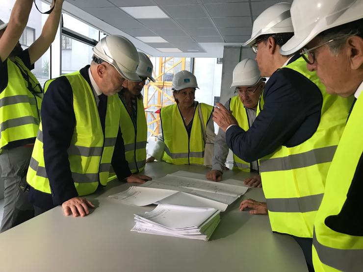O delegado do Goberno en Galicia, Javier Losada, durante a súa visita ás obras da nova sede da Tesouraría Xeral da Seguridade Social de Vigo 