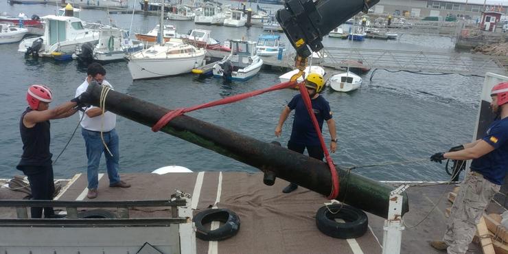 Un dos canóns recuperados por mergulladores da Armada en augas de Camariñas (A Coruña), na Costa da Morte / Europa Press