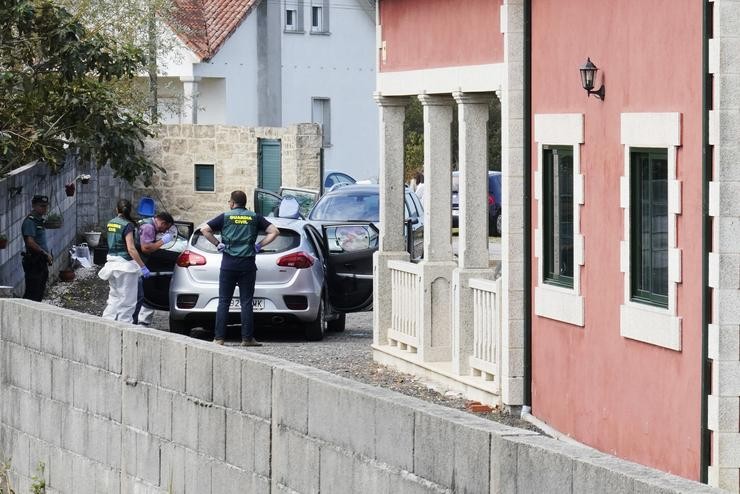 Axentes da Garda Civil no domicilio das tres vítimas do triple crime no concello de Valga  cometido por José Luís Abet 