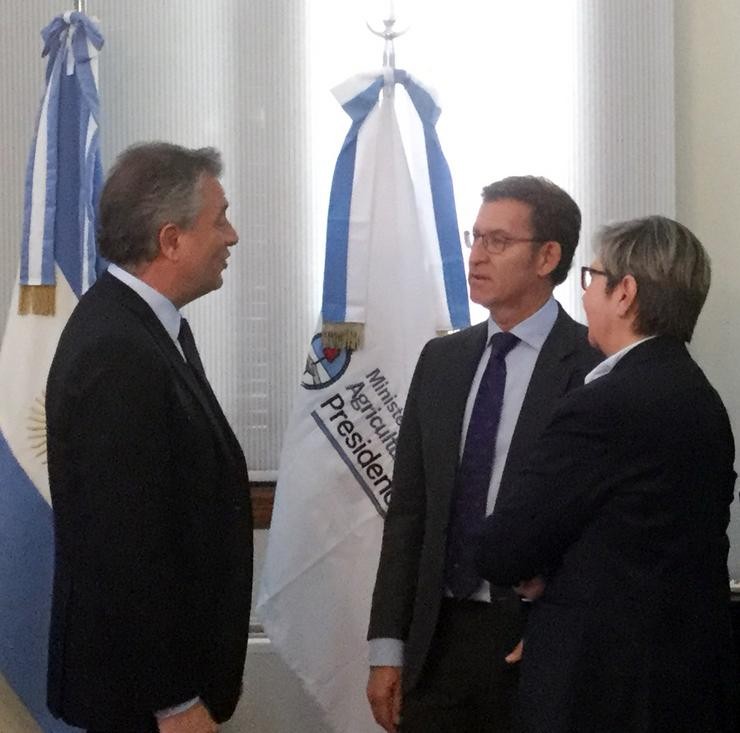 O presidente da Xunta, Alberto Núñez Feijóo, e a conselleira do Mar, Rosa Quintana, na reunión co ministro de Agricultura, Gandaría e Pesca do Goberno arxentino, Luís Miguel Etchevehere 