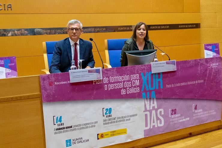 O vicepresidente da Xunta, Alfonso Rueda, e a secretaria xeral de Igualdade, Susana López Abella, na inauguración das xornadas de formación dos CIM. XUNTA 